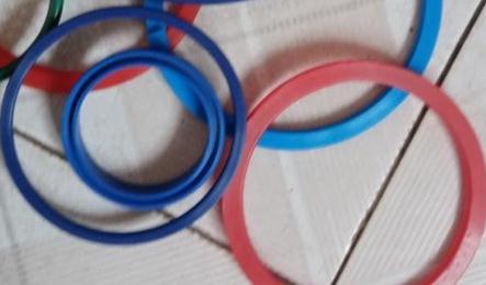 寶馬發(fā)動機(jī)漏油味道刺鼻  更換油封密封圈于事無補(bǔ)